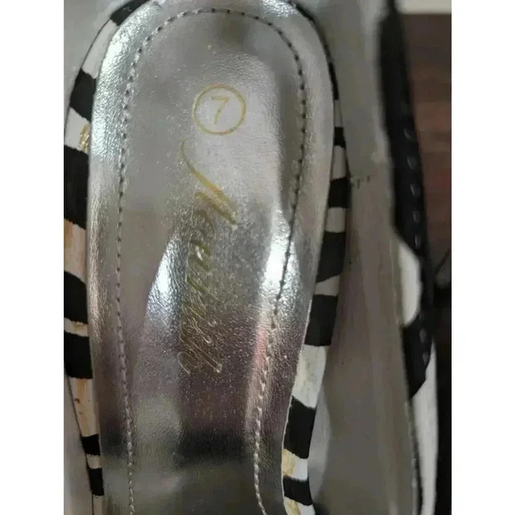 Black and white Zebra print flocked heels by Flourish size 7 US - Picture 2 of 6